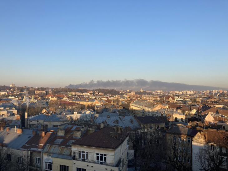 Hatalmas füstfelhő a lvivi repülőtér közelében a hajnali robbanások után. Fotó: BBC/James Reynolds