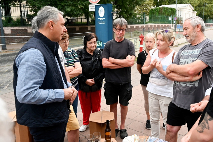 Lázár János a demonstrálókkal diskurál