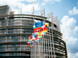 Zászlók lebegnek az Európai Parlament előtt. Fotó: Depositphotos