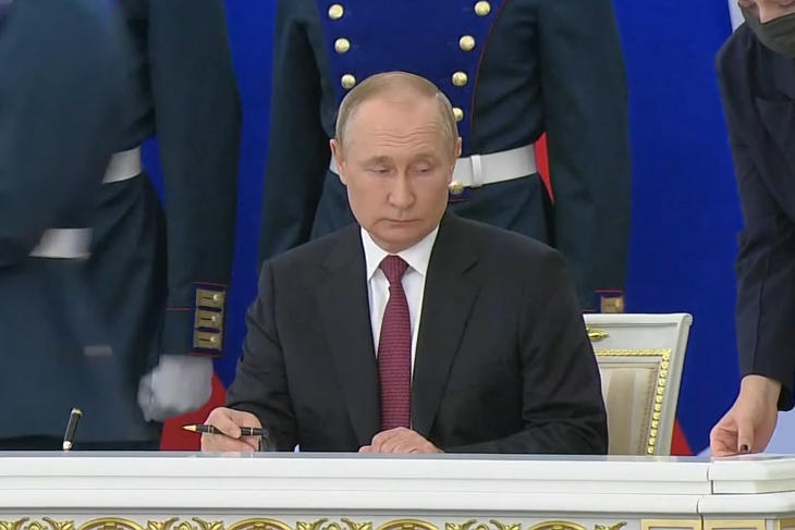 Az orosz elnök várja az egyik dekrétumot aláírásra a beszéd után. Fotó: Sky News