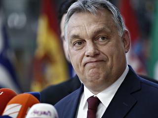 Komor arcok Orbán Viktor mellett a Karmelitában, vajon mire készülnek?