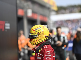  Lewis Hamilton, a Ferrari brit versenyzője a Forma-1-es Magyar Nagydíjon a célba érés után a mogyoródi Hungaroringen 2025. augusztus 3-án. 