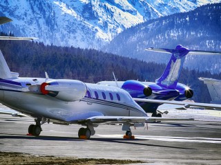 Magánrepülőgépek Saint Moritz repülőtéren Svájcban. Fotó: Depositphotos