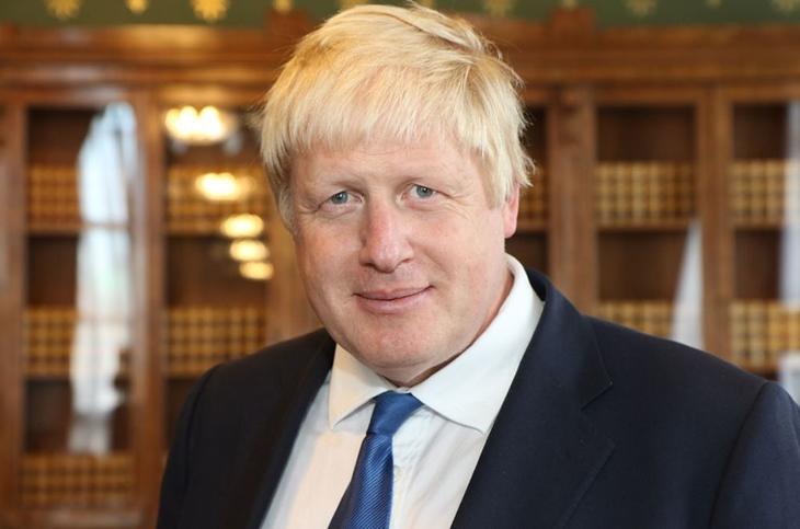 Boris Johnson megtarthatja a miniszterelnöki székét. Fotó: Wikimedia Commons/Az Egyesült Királyság kormánya