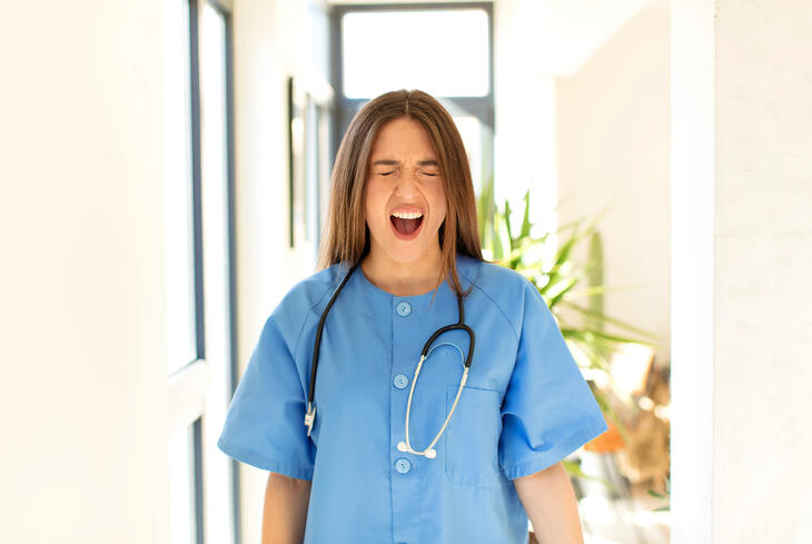 Az elmúlt egy évben és négy évben egyaránt az egészségügyben dolgozók fizetése nőtt a leglassabban