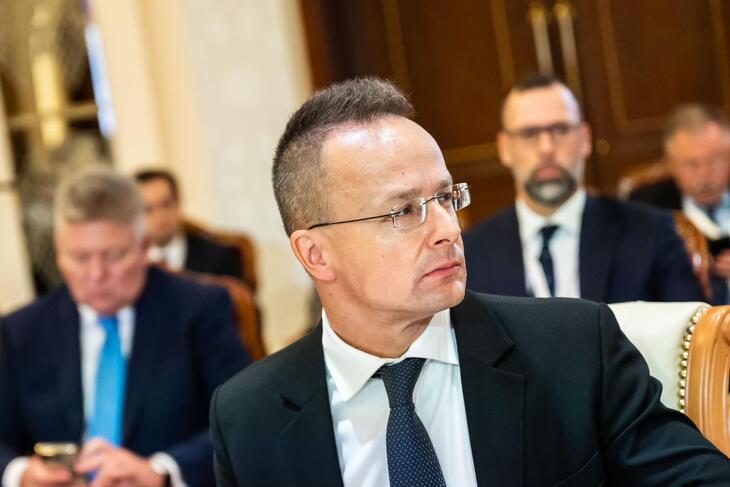 Szijjártó Péter most is bírál, aztán nyom egy kövér igen-t?