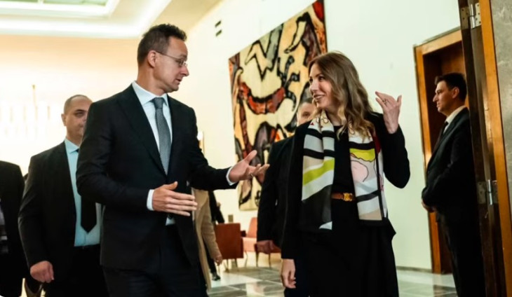 Szijjártó Péter külgazdasági és külügyminiszter, valamint Dubravka Đedović bányászati és energiaügyi miniszter a belgrádi sajtótájékoztatóra tartva