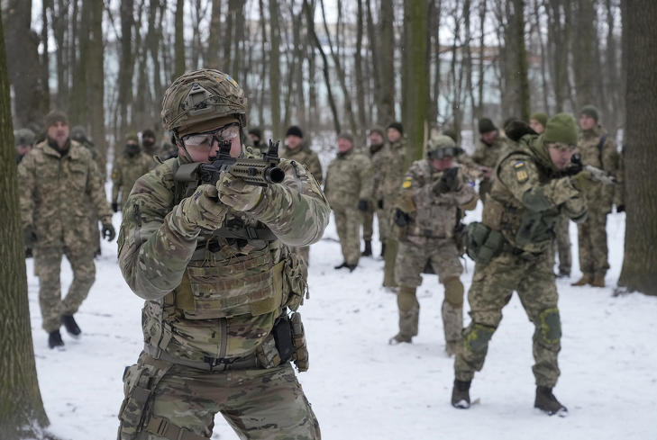  Az ukrán fegyveres erők önkéntes területvédelmi egységének tagjai gyakorlatoznak egy kijevi parkban 2022. január 22-én. (Fotó: MTI/AP/Efrem Lukackij)