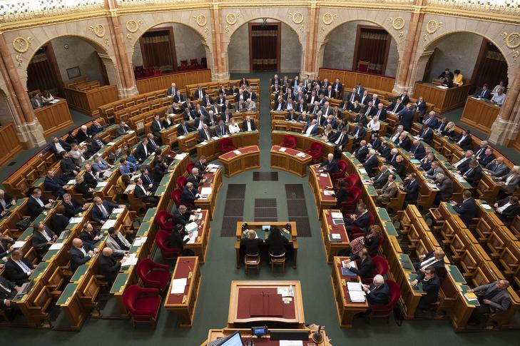 A képviselők 13 órakor napirend előtti felszólalásokkal kezdik az ülésnapot. Fotó: Szigetváry Zsolt/MTI