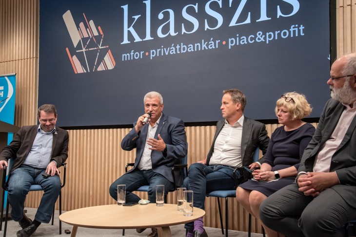 A szakemberek az edukáció fontosságát is hangsúlyozták