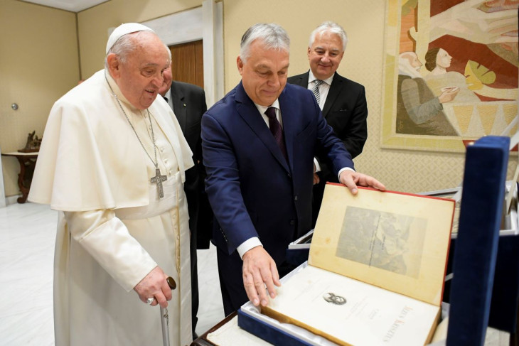 A Vatican Media által közreadott képen Ferenc pápa  audiencián fogadja Orbán Viktor miniszterelnököt a Vatikánban 2024. december 4-én. Jobbról Semjén Zsolt miniszterelnök-helyettes