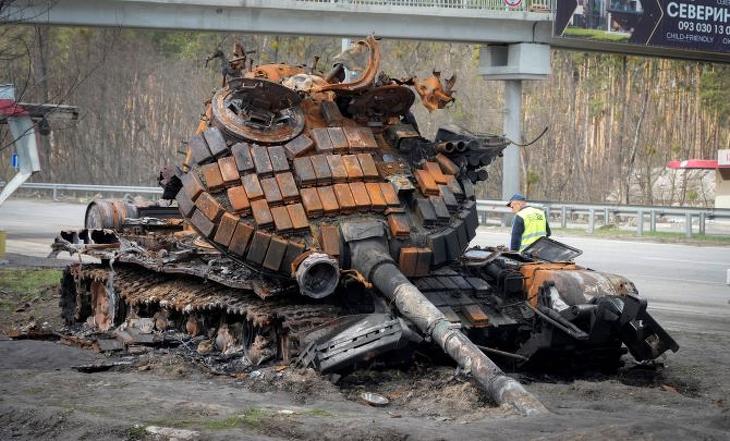 Megsemmisült orosz páncélozott harci jármű roncsa a Kijevbe vezető autópályán 2022. április 11-én. Fotó: MTI/AP/