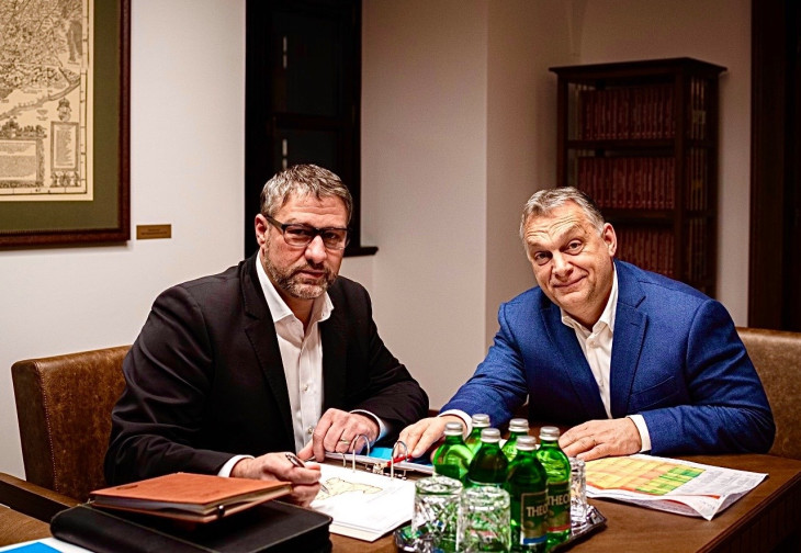 Simonka György a mai napig a Fidesz tagja, de elindul a Fidesz jelöltje ellen a 2026-os választáson, és akár a Tisza Párttal is együttműködik.
