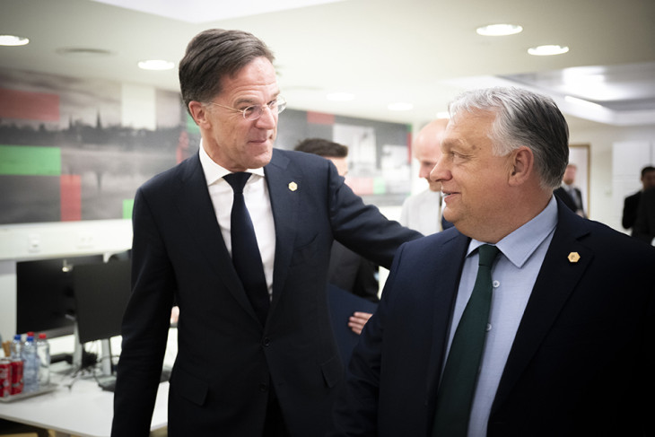Egy szép barátság kezdete vagy csak kényszerű alku? Orbán Viktor miniszterelnök és Mark Rutte holland kormányfő tárgyalásuk előtt Brüsszelben 2024. június 17-én