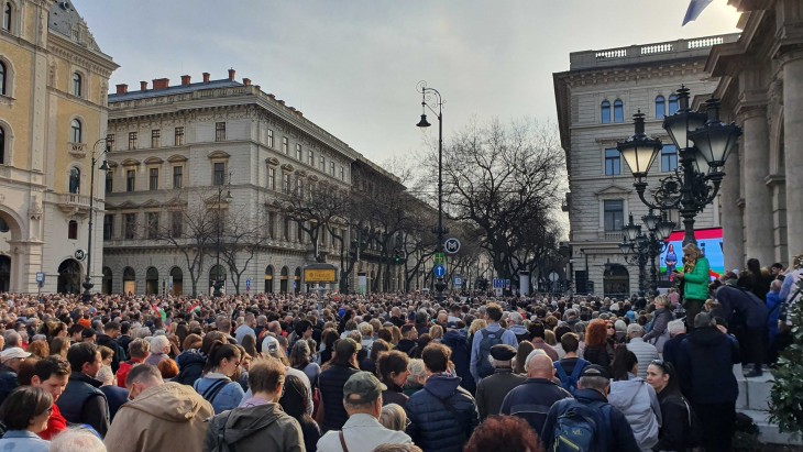 Hatalmas tömeg volt a Magyar Péter által szervezett ünnepi rendezvényen.