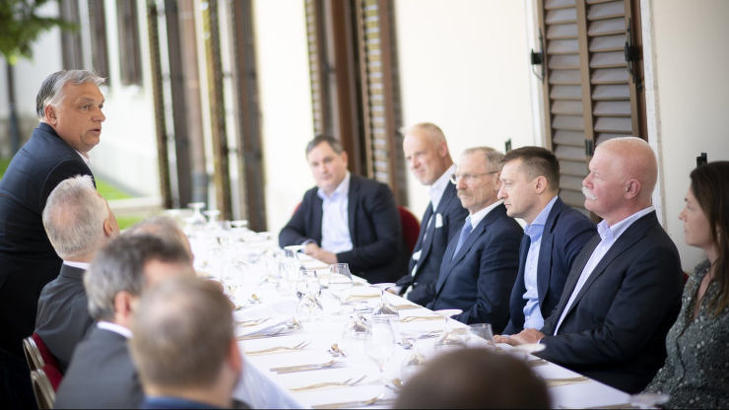 Orbán Viktor a most felálló kormány tagjaival egyeztet. Fotó: MTI/Miniszterelnöki Sajtóiroda/Benko Vivien Cher