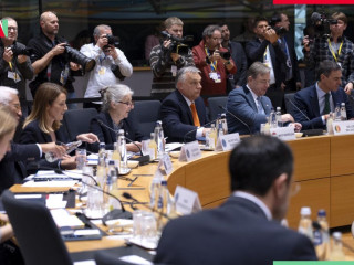 Barátságosnak nehezen nevezhető arcok közt ül a magyar miniszterelnök