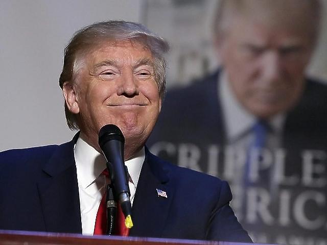 Nem őszinte Trump mosolya