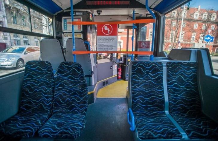 Tájékoztató felirat a járművezető védelmére felállított kordonon a BKK egyik autóbuszán 2020. március 16-án. A járvány megfékezése érdekében megtiltották az első ajtós felszállást és megszűnt a jegyértékesítés a buszon. (Fotó: MTI/Balogh Zoltán)