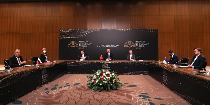 Bal oldalon az orosz küldöttség Szergej Lavrov külügyminiszter vezetésével, jobb oldalon az ukránok Dmitro Kuleba vezetésével, középen a török külügyminiszter. Fotó: EPA / török külügyminisztérium sajtószolgálata