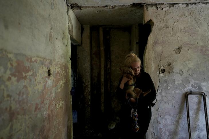 Ukrán nő a megsemmisült lakása egyik helyiségében a Kijev közelében lévő Irpinyban 2022. május 26-án. Fotó: MTI/AP/Natacha Pisarenko