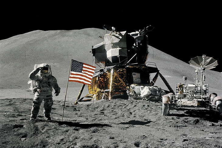 Jim Iwrin, az Apollo-15 űrhajósa tiszteleg a kamerának a leszállóegység és az első alkalommal bevetett holdjáró mellett. Van értelme visszamenni? Fotó: NASA