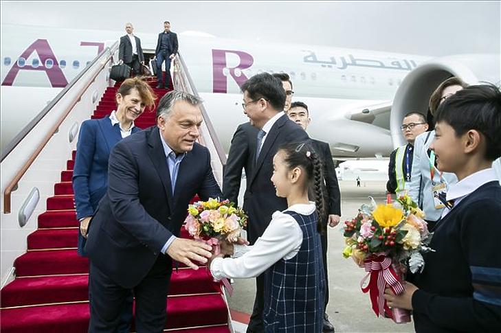 Orban Viktor és felesége, Lévai Anikó a sanghaji repülőtérre érkezik 2018. november 4-én. (MTI/Hszinhua)