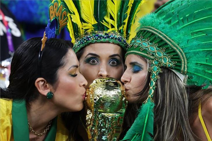 Brazil szurkolók a katari labdarúgó-világbajnokság G csoportjának második fordulójában játszott Brazília-Svájc mérkőzés előtt a dohai 974 Stadionban 2022. november 28-án. Fotó: MTI/EPA/Tolga Bozoglu