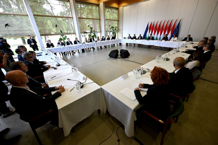 A Tisza-kormány első, kihelyezett ülése az Ópusztaszeri Nemzeti Történeti Emlékparkban 2026. május 13-án. Szemben jobbról, középen Magyar Péter miniszterelnök