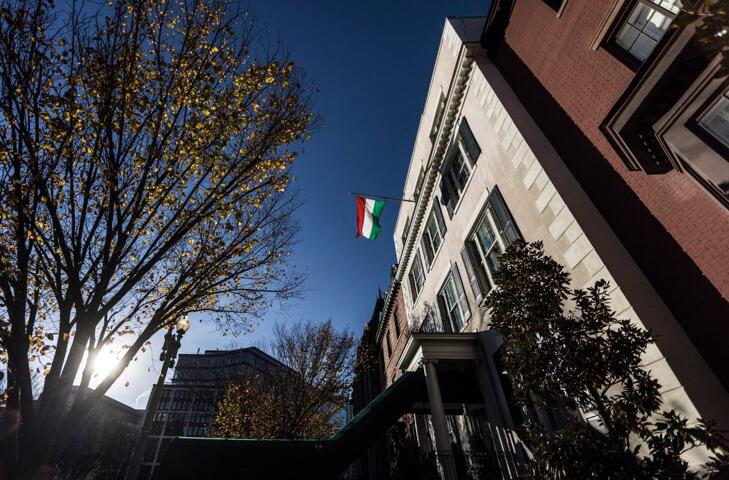Magyar zászlót lenget a szél a Blair House homlokzatán 
