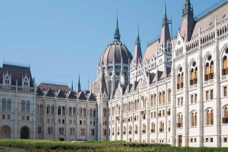 A Szent Koronát a  Parlamentben nézhetjük meg