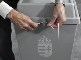Népszavazás: eddig az aláírások közel egynegyedét gyűjtötte össze az ellenzék