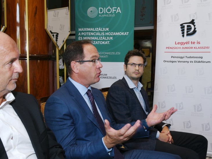 Lambert Gábor, a Mabisz kommunikációs igazgatója, Simák Pál, a CIB Bank elnök-vezérigazgatója és Erdélyi Zombor, a Diófa Alapkezelő vezérigazgató-helyettese.