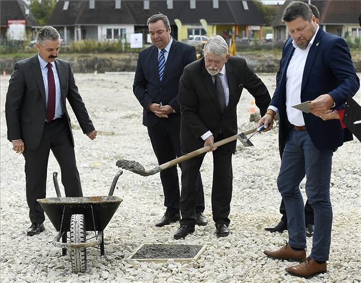 Állami vezetők rakták le a Velencére tervezett uszoda alapkövét 2019-ben, de az építkezés még mindig nem indult el (fotó: MTI)
