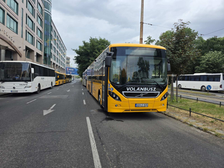 Buszok sorakoznak a Déli pályaudvarnál