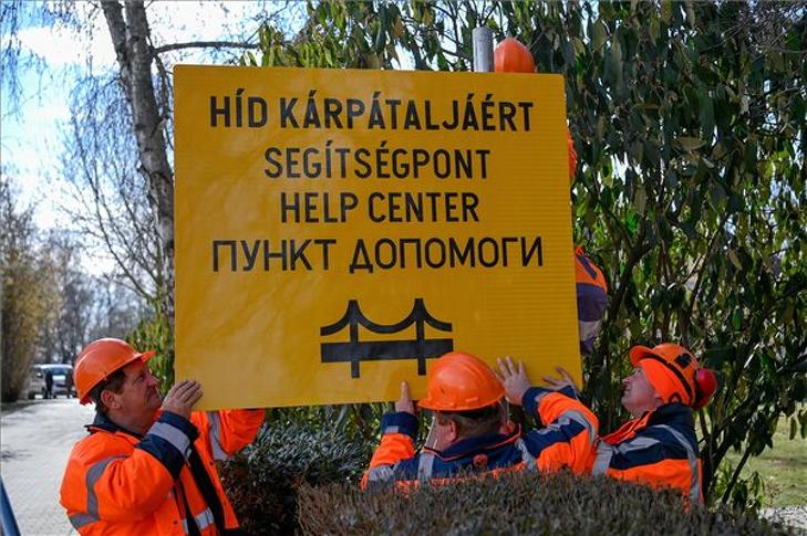 Záhonyban, Barabáson, Lónyán, Beregsurányban és Tiszabecsen rakják ki táblákat Fotó: MTI