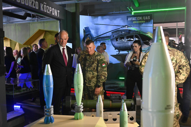Szalay-Bobrovniczky Kristóf honvédelmi miniszter a központi toborzó iroda és a haditechnikai show-room megnyitóján a Bálna Honvédelmi Központban 2024. június 17-én. A miniszter bejelentette, hogy „Szeretem, megvédem!” szlogennel indít toborzókampányt a területvédelmi ezredbe a Magyar Honvédség