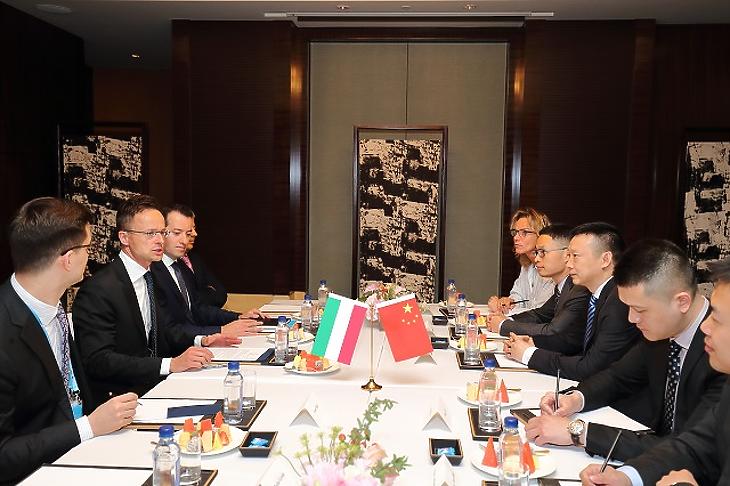 A magyar és a kínai fél tárgyalása Pekingben. (Fotó: Huawei)