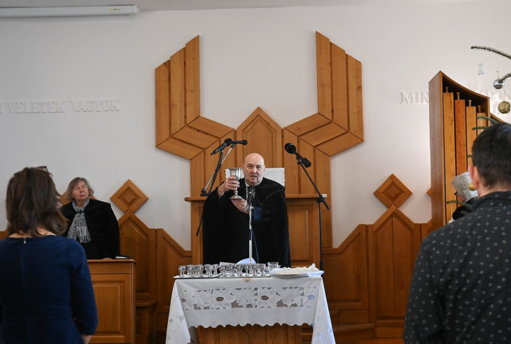 Steinbach József úrvacsorával egybekötött istentiszteletet tartott karácsonykor