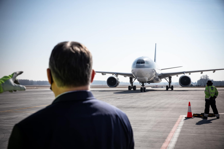 Az állami Airbus teherszállító a reptér betonján - egy jó ideig ott is marad?