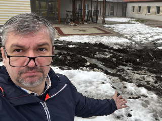 Hadházy Ákos a kozári minibölcsődénél