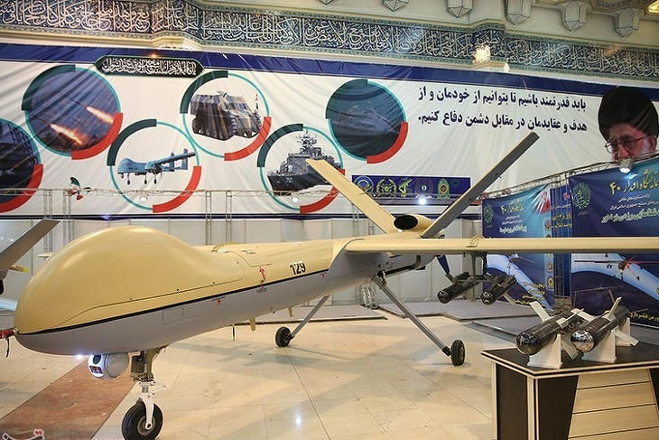 Egy Sahed-129-es, rajta és előtte az iráni fejlesztésű irányított bombák. Fotó: Wikimedia 