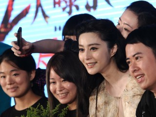 Fan Bingbing (jobbról a második) fanjaivel a Double Xposure nevű film bemutatóján Sanghajban 2012-ben