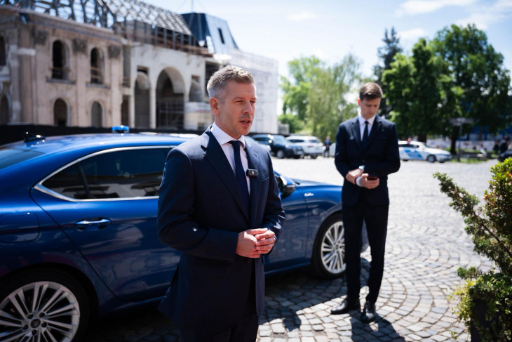 Magyar Péter szolgálati autója, egy kék Skoda Superb előtt