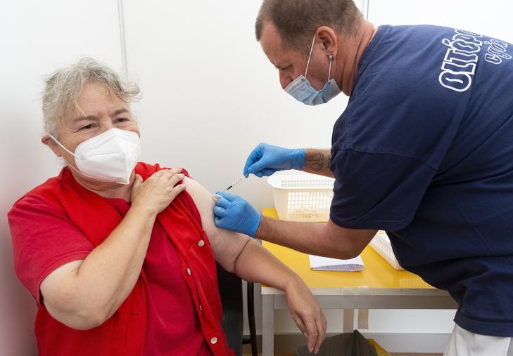 Beoltanak egy nőt a német-amerikai fejlesztésű Pfizer-BioNTech koronavírus elleni oltóanyag negyedik, emlékeztető adagjával a győri Petz Aladár Megyei Oktató Kórház oltópontján 2022. szeptember 9-én. Jövő héttől a legújabb fejlesztésű vakcinát is lehet kérni. Fotó: MTI/Krizsán Csaba