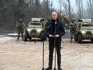 Kézigránát-ügy: az emberek fele szerint le kellene mondania a miniszternek