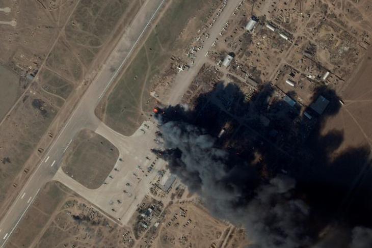A műholdfelvételen füst száll fel a herszoni nemzetközi repülőtérről és légi támaszpontról 2022. március 15-én.  Fotó: MTI/AP/Planet Labs PBC