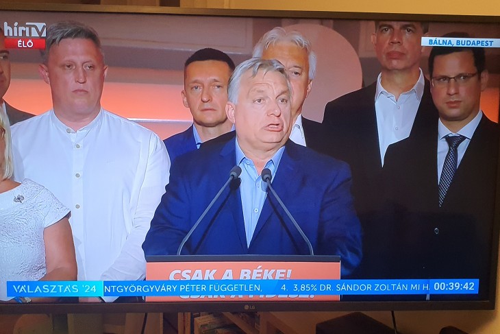Orbán Viktor értékeli a választások eredményeit 2024. június 10-ének éjszakáján, körülötte fontos emberei