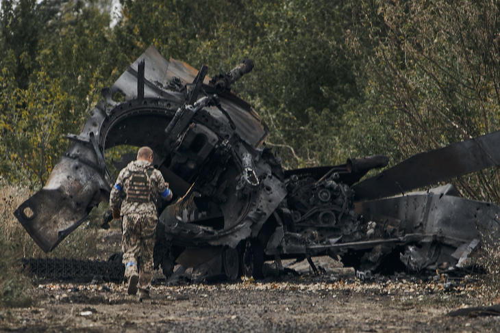 Ukrán katona vizsgálja egy kilőtt orosz harckocsi maradványait egy korábbi felvételen. Fotó: MTI / AP 