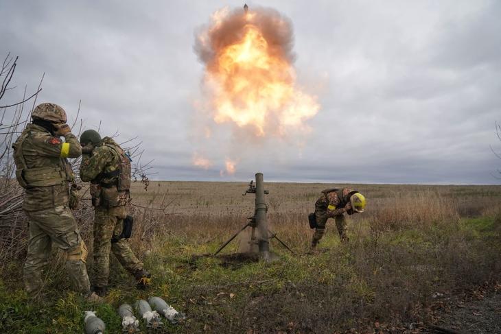Az ukrán nemzeti gárda katonái orosz állásokat lőnek aknavetővel. (Korábbi felvétel.) Fotó: MTI/AP